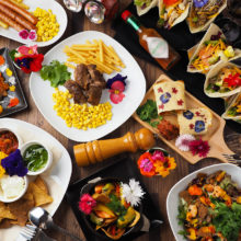 パーティー用に料理がたくさん並べられた食卓